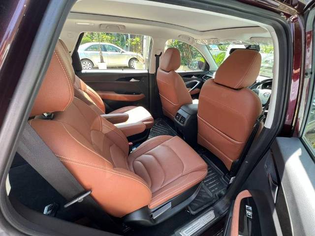 https://images10.gaadi.com/usedgaadi-sellcar/UsedCar/e553ee01a/7efd6057-bedb-4c59-81b6-e18510360d1e.jpg?imwidth=6402