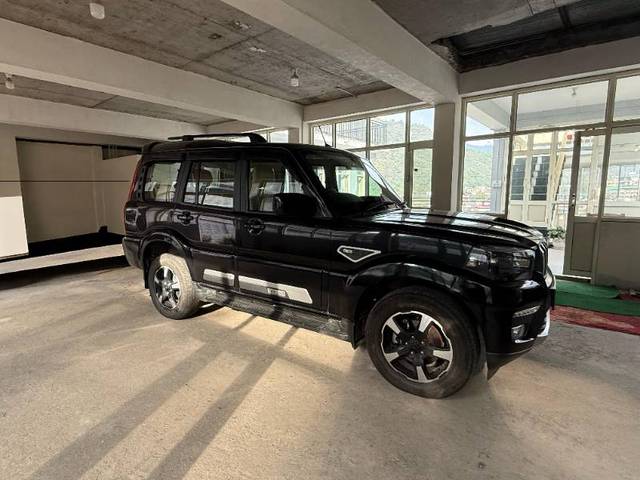 https://images10.gaadi.com/usedgaadi-sellcar/UsedCar/e554e61da/cbe5795c-fab0-478d-8791-e5eaab19650b.jpg?imwidth=6400