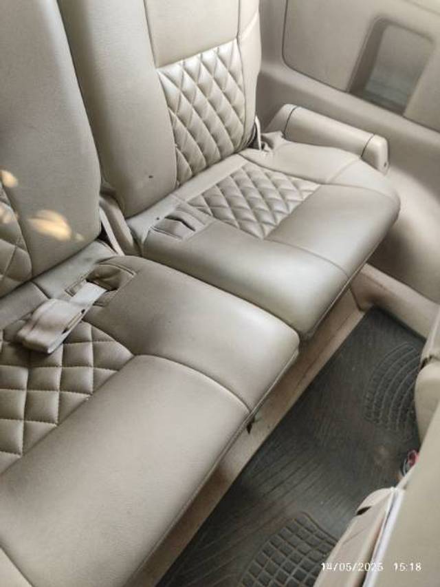 https://images10.gaadi.com/usedgaadi-sellcar/UsedCar/e555b45ba/2be465b4-f814-416c-bdb6-45c788e64f33.jpg?imwidth=6402