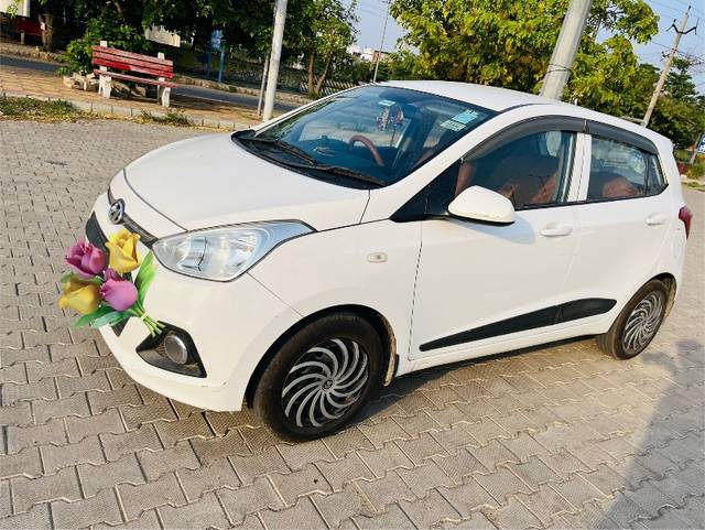 https://images10.gaadi.com/usedgaadi-sellcar/UsedCar/e555c336a/a2cb71d6-0395-4d59-95cc-5d19902203f8.jpeg?imwidth=6400