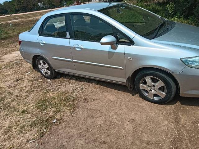 https://images10.gaadi.com/usedgaadi-sellcar/UsedCar/e5563a67a/fa5bfa65-39ac-474b-ba72-1f80462a49b1.jpg?imwidth=6401