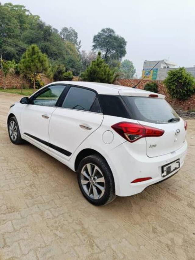 https://images10.gaadi.com/usedgaadi-sellcar/UsedCar/e5563adfa/0a462b8d-929e-43db-beb8-5cd828bed895.jpg?imwidth=6401
