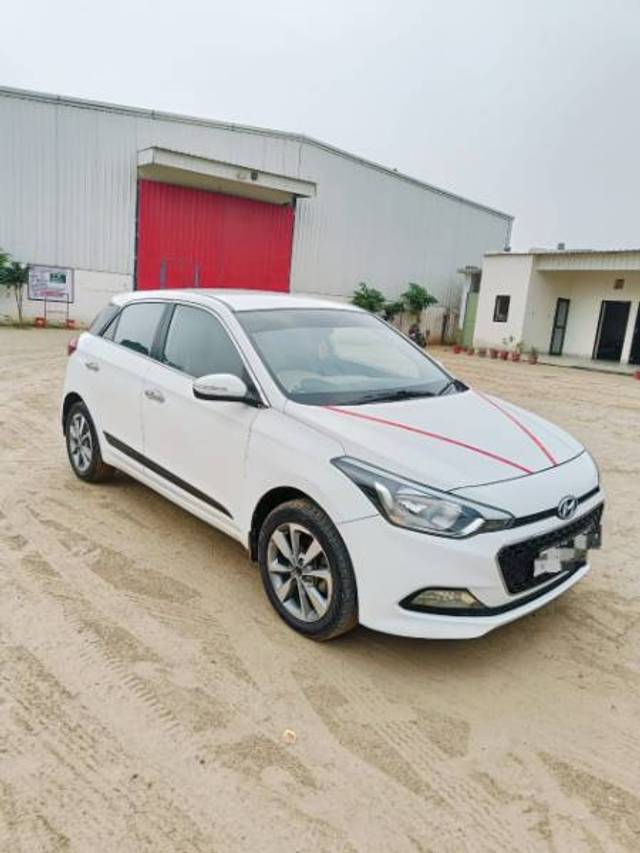 https://images10.gaadi.com/usedgaadi-sellcar/UsedCar/e5563adfa/0aa31980-c22a-4b95-abfd-8e8d5be351a7.jpg?imwidth=6402