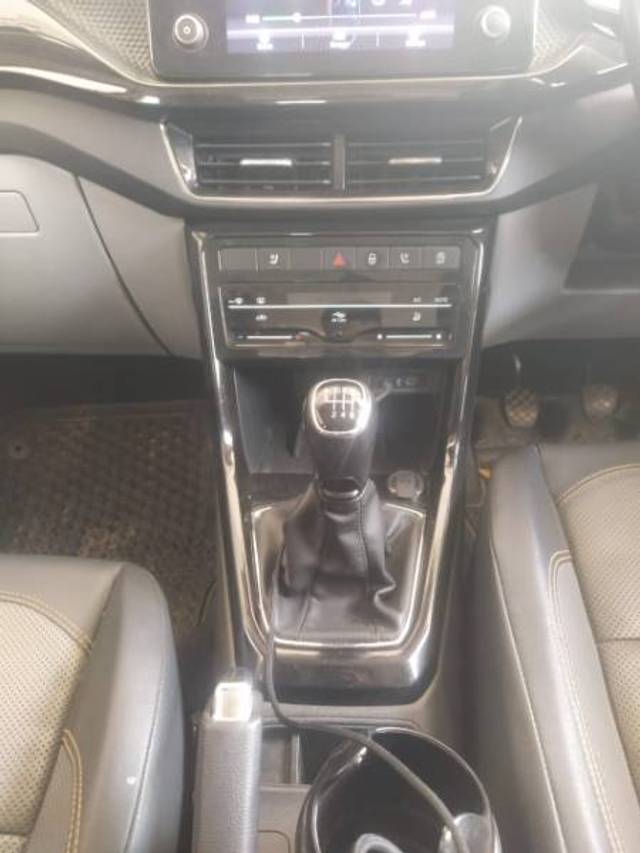 https://images10.gaadi.com/usedgaadi-sellcar/UsedCar/e556763ea/feec0eb0-b43c-4a8a-93c8-4596b5a7fbb8.jpg?imwidth=6402