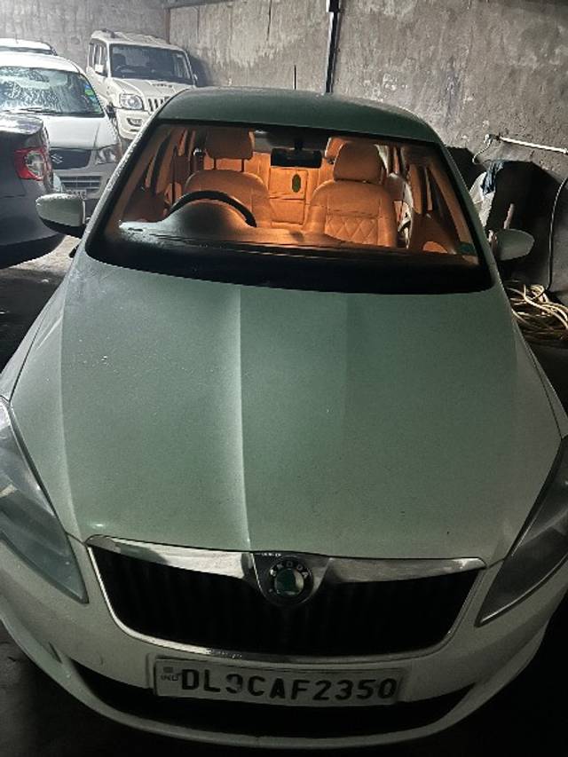 https://images10.gaadi.com/usedgaadi-sellcar/UsedCar/e5568d1ba/7a5c35e1-18c3-487d-a58e-8c54282ab602.jpeg?imwidth=6400