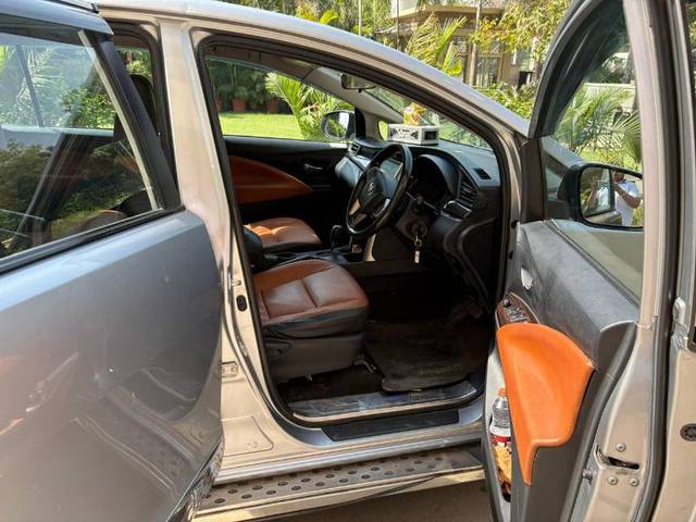 https://images10.gaadi.com/usedgaadi-sellcar/UsedCar/e556f26aa/942396fc-c374-4f4f-82d4-05a73e13aa49.jpg?imwidth=6402