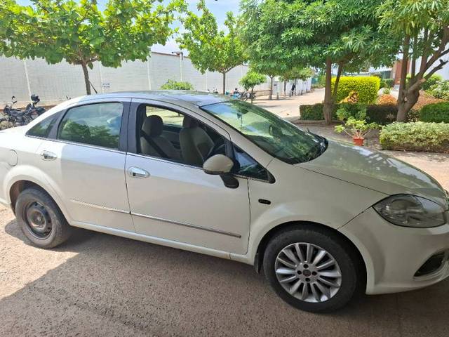 https://images10.gaadi.com/usedgaadi-sellcar/UsedCar/e5575a5fa/1648140e-ee80-41f8-933f-66f91c6c8d66.jpg?imwidth=6402