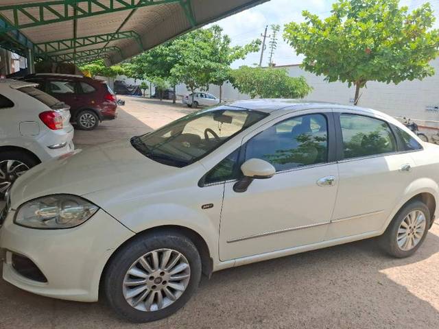 https://images10.gaadi.com/usedgaadi-sellcar/UsedCar/e5575a5fa/e8348009-b94b-4bbc-a84a-bd3059d3c052.jpg?imwidth=6401