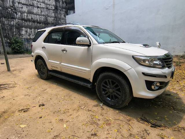 https://images10.gaadi.com/usedgaadi-sellcar/UsedCar/e557b28ca/f161b2d2-9ddd-4e60-b198-64e013f9a95c.jpg?imwidth=6401