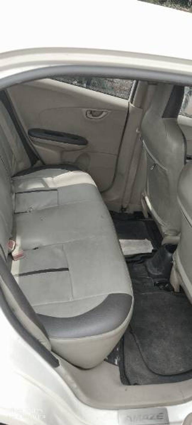 https://images10.gaadi.com/usedgaadi-sellcar/UsedCar/e557d13aa/da6717ff-0213-4b94-806c-d4bd1d5807eb.jpg?imwidth=6402