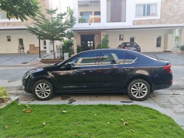 https://images10.gaadi.com/usedgaadi-sellcar/UsedCar/e5588c30a/557dd31b-53e9-47b9-945c-70ec3b834355.jpg?imwidth=6401