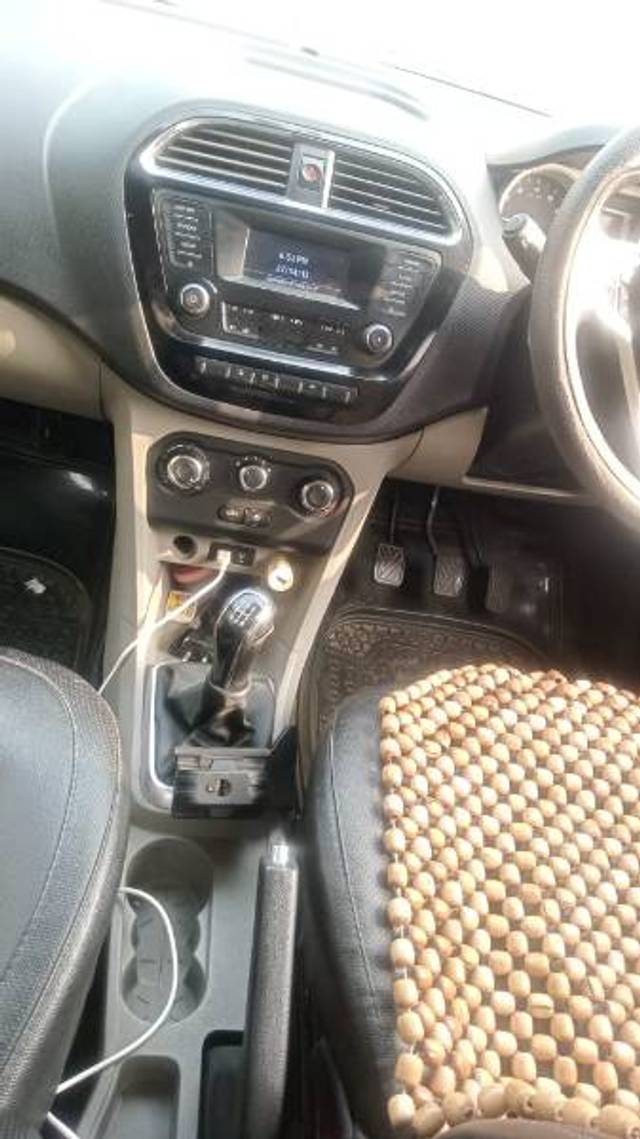 https://images10.gaadi.com/usedgaadi-sellcar/UsedCar/e5593168a/d8dd313c-7375-4772-b53a-827f004b4c86.jpg?imwidth=6402