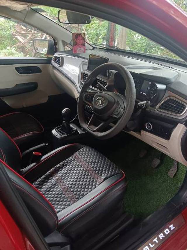https://images10.gaadi.com/usedgaadi-sellcar/UsedCar/e55a442ea/09c67897-060a-477a-83ab-dabdc560a9e4.jpg?imwidth=6401