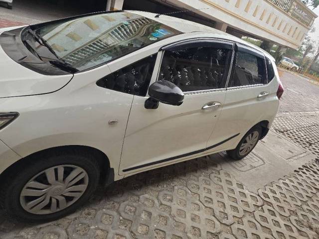 https://images10.gaadi.com/usedgaadi-sellcar/UsedCar/e55a9250a/26dcb1ca-c0ad-443d-9b3e-704451dec11d.jpg?imwidth=6400