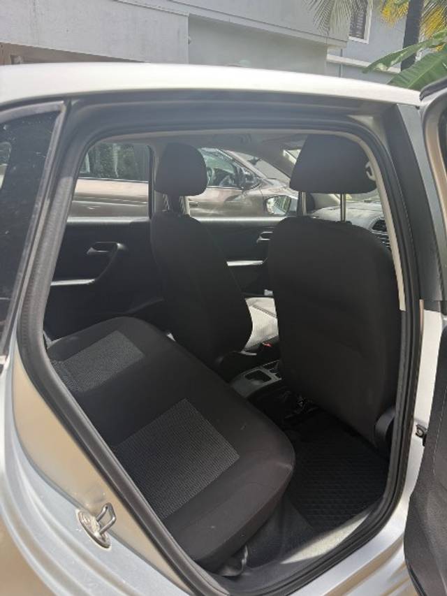 https://images10.gaadi.com/usedgaadi-sellcar/UsedCar/e55b1462a/350509eb-8f3e-435f-bb29-5bf02a3a9fa5.jpeg?imwidth=6402