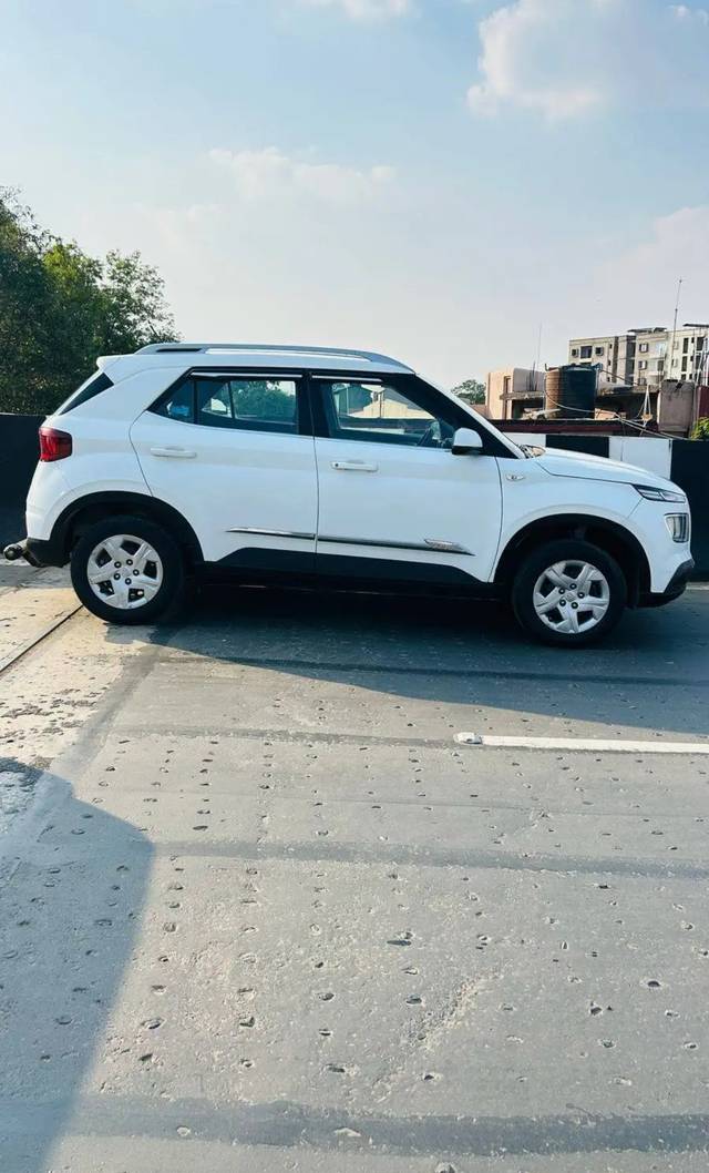 https://images10.gaadi.com/usedgaadi-sellcar/UsedCar/e55c51bba/00a36f04-667e-4294-91fe-49cd46fc44a8.jpg?imwidth=6402