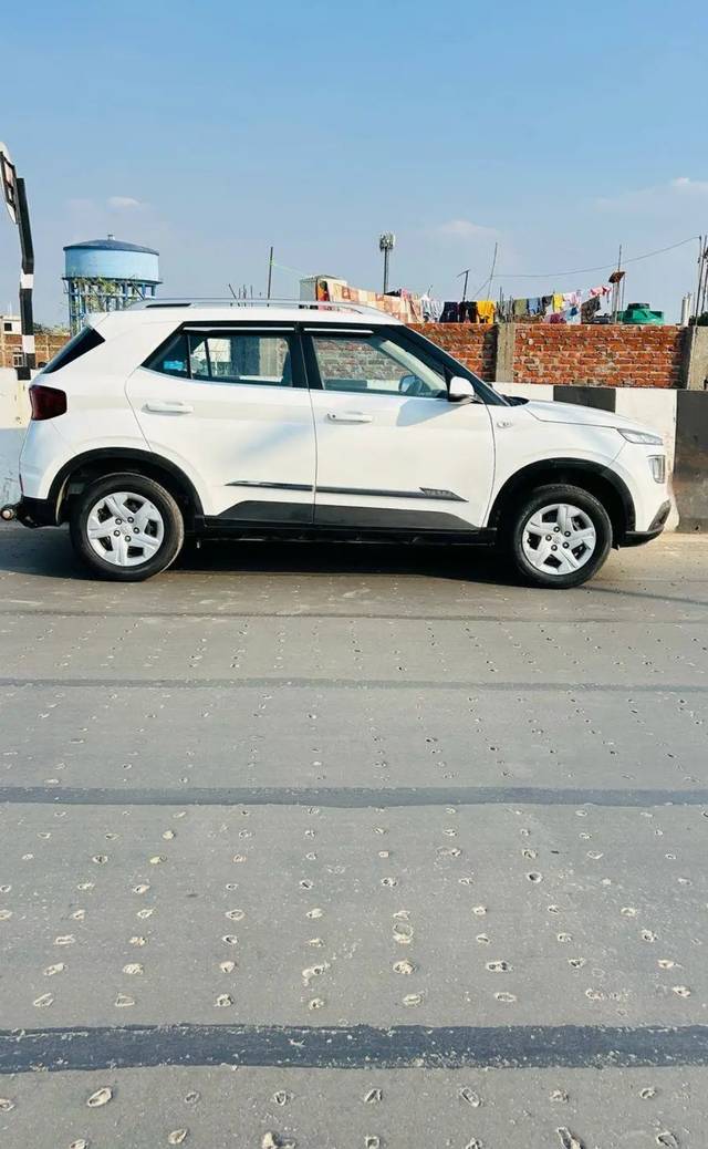 https://images10.gaadi.com/usedgaadi-sellcar/UsedCar/e55c51bba/659bc214-0bd4-4b9f-8250-546db51d0382.jpg?imwidth=6401