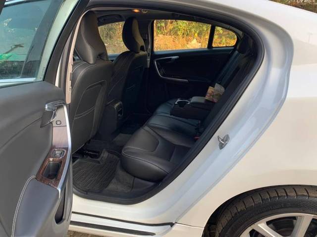 https://images10.gaadi.com/usedgaadi-sellcar/UsedCar/e55c8ccfa/747ceda3-e5c1-4190-a50f-384be8540bb0.jpeg?imwidth=6401