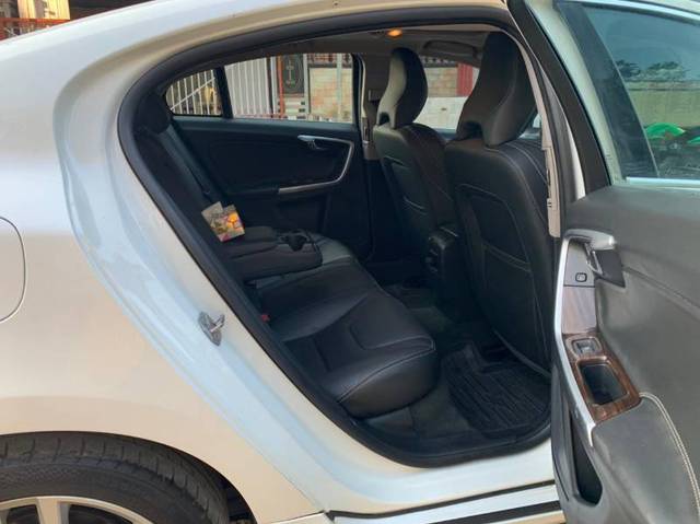 https://images10.gaadi.com/usedgaadi-sellcar/UsedCar/e55c8ccfa/cdfbb444-3878-4153-a52a-5c9003dab5e6.jpeg?imwidth=6402
