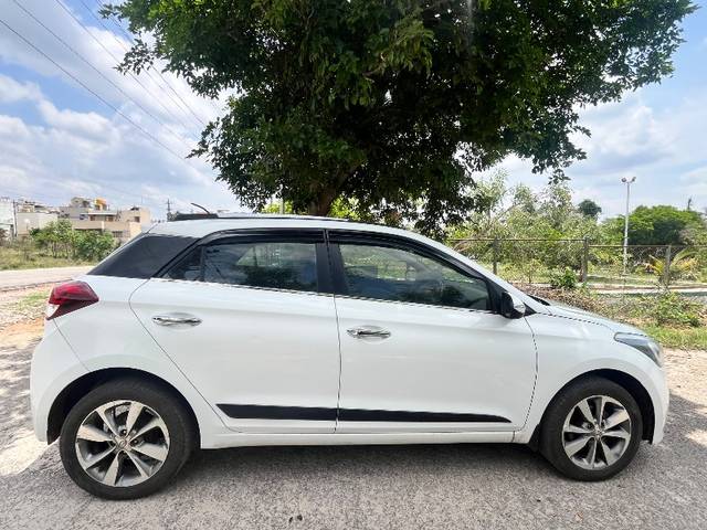 https://images10.gaadi.com/usedgaadi-sellcar/UsedCar/e55ca6afa/8da1a433-92ca-4b24-b433-98ac63c901ce.jpeg?imwidth=6400