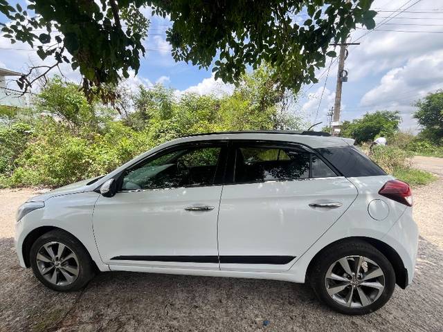 https://images10.gaadi.com/usedgaadi-sellcar/UsedCar/e55ca6afa/e6ab0d0c-07d6-4736-bf7c-c4a8b673f451.jpeg?imwidth=6402