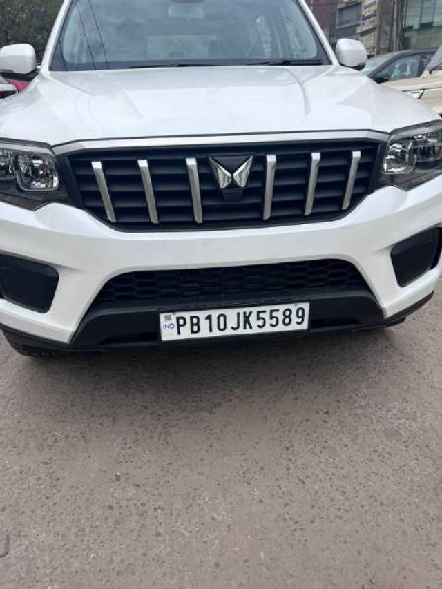 https://images10.gaadi.com/usedgaadi-sellcar/UsedCar/e55deb64a/37bd60cc-2e67-40de-b73d-fd1a0a39ca39.jpg?imwidth=6400