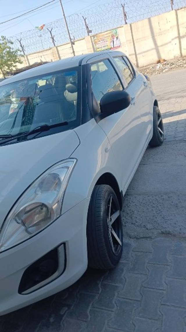 https://images10.gaadi.com/usedgaadi-sellcar/UsedCar/e55e49eca/ec20ec6b-911c-40ef-ae0c-3aa3ed09a34e.jpeg?imwidth=6402