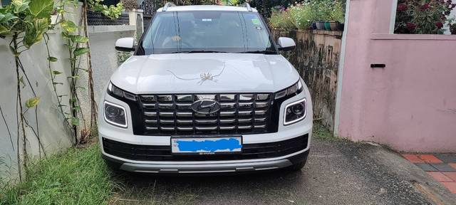 https://images10.gaadi.com/usedgaadi-sellcar/UsedCar/e55eff19a/58469f6c-2ad7-489f-b7e6-1b766ed63c06.jpg?imwidth=6400