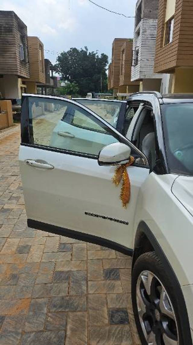 https://images10.gaadi.com/usedgaadi-sellcar/UsedCar/e56095dea/9eefb985-76e7-4500-ba39-aacce6ee1dc5.jpg?imwidth=6401