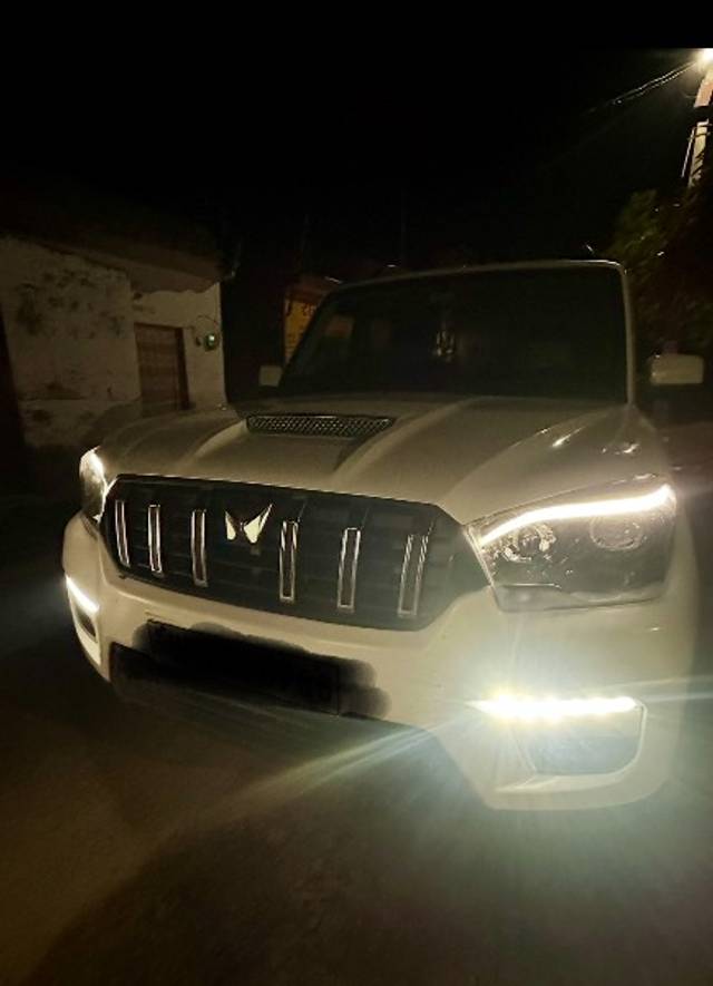 https://images10.gaadi.com/usedgaadi-sellcar/UsedCar/e561b87aa/1247be70-5d3d-4c9c-a34f-188f6fe5ce7c.jpeg?imwidth=6402