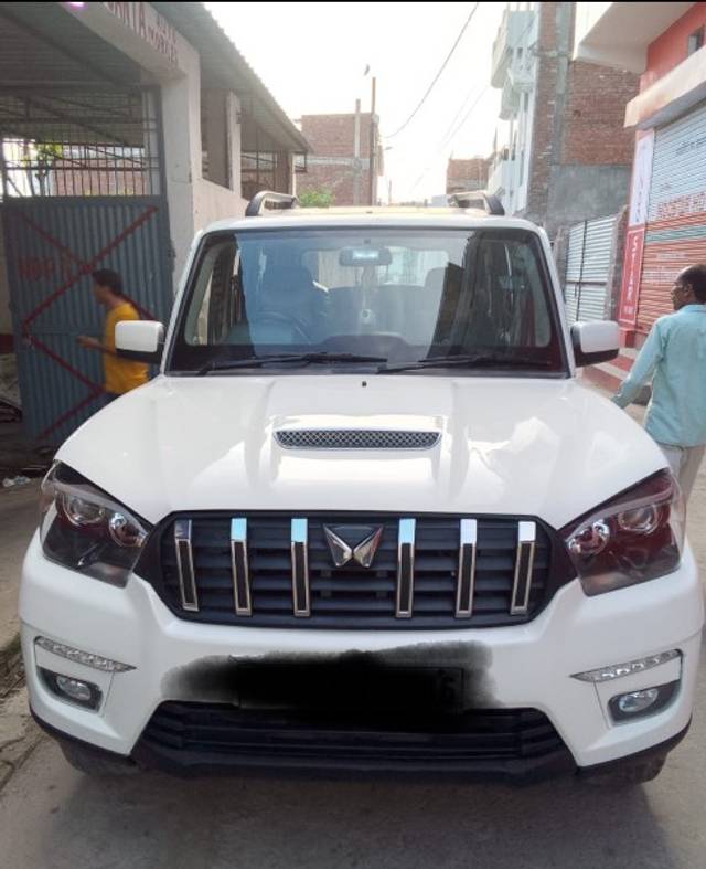 https://images10.gaadi.com/usedgaadi-sellcar/UsedCar/e561b87aa/2154949a-d735-4740-ae3e-6805ee9fe461.jpeg?imwidth=6401