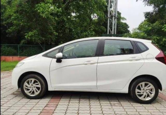 https://images10.gaadi.com/usedgaadi-sellcar/UsedCar/e5620c08a/c443002a-6c65-4406-8fcd-120bc7011df3.jpeg?imwidth=6401