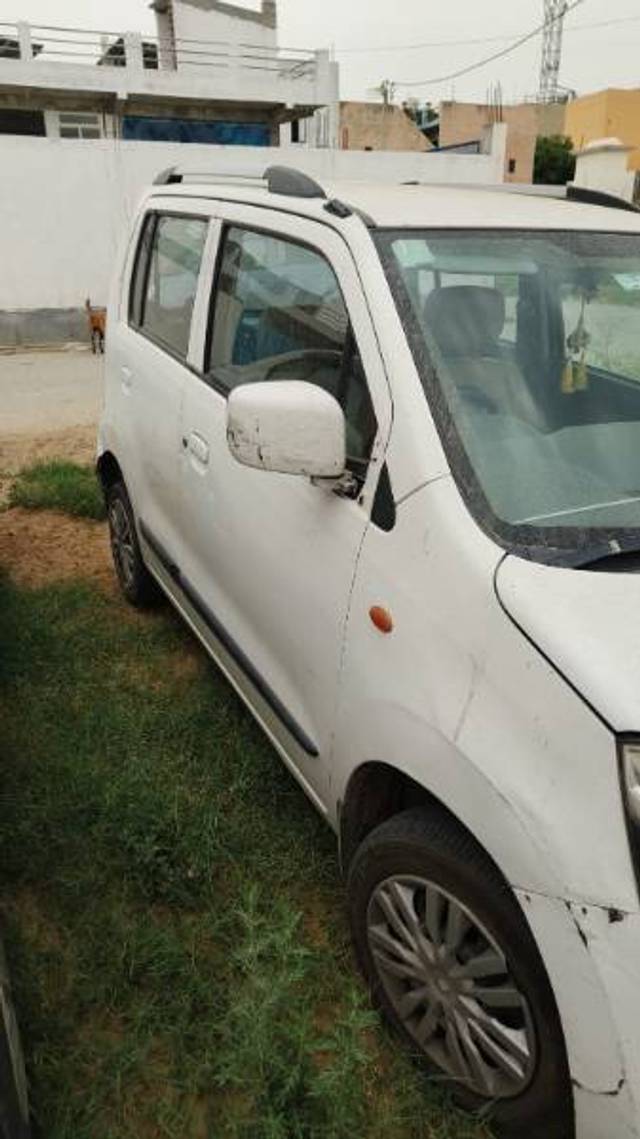 https://images10.gaadi.com/usedgaadi-sellcar/UsedCar/e5625a80a/9a702af6-a401-4894-b649-22c010a1e74e.jpg?imwidth=6402
