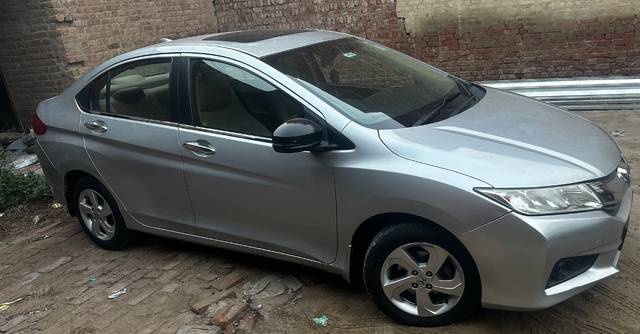 https://images10.gaadi.com/usedgaadi-sellcar/UsedCar/e5625fb0a/265df5e7-ac47-451b-bfeb-5a520b929623.jpeg?imwidth=6400