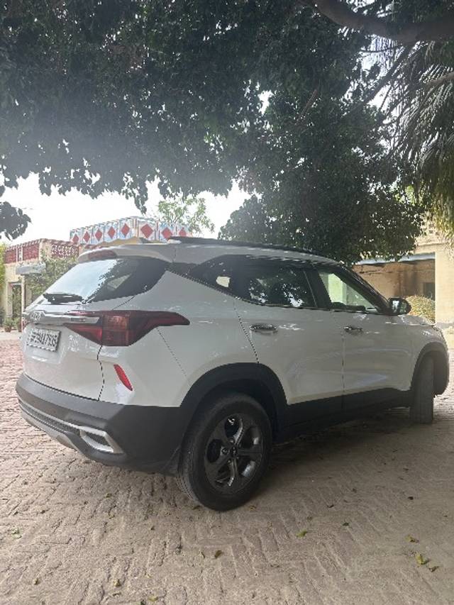 https://images10.gaadi.com/usedgaadi-sellcar/UsedCar/e562ef84a/6beeb334-45a0-4d4d-802f-a37435ff4ac7.jpeg?imwidth=6401