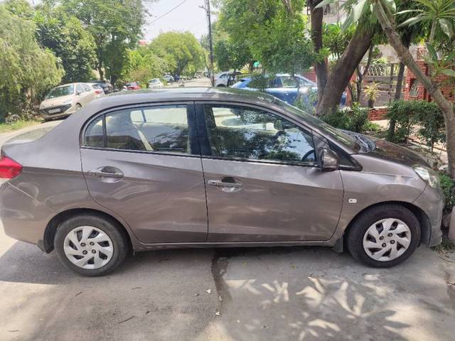 https://images10.gaadi.com/usedgaadi-sellcar/UsedCar/e5636192a/2cec35b6-511d-41b9-9ac7-77b421efdbe0.jpg?imwidth=6400