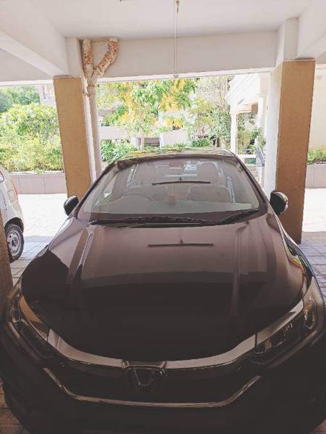https://images10.gaadi.com/usedgaadi-sellcar/UsedCar/e5640dd0a/9bc2a91c-9b01-4933-ac7d-8de20089a103.jpg?imwidth=6400