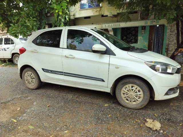 https://images10.gaadi.com/usedgaadi-sellcar/UsedCar/e5641b46a/1c949c95-b61c-4217-b80e-3eb1f6dedf52.jpg?imwidth=6402