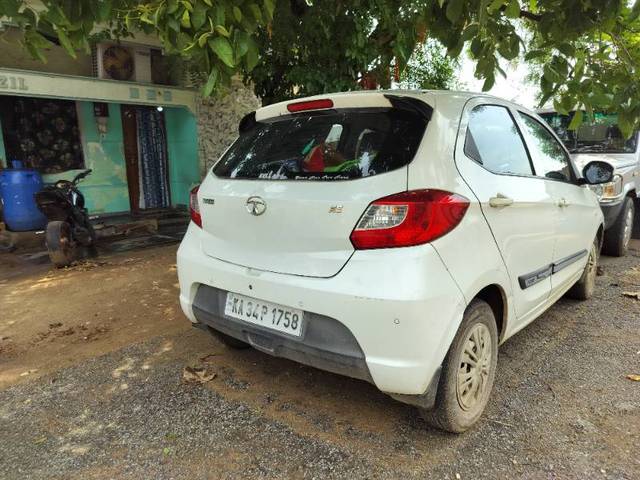 https://images10.gaadi.com/usedgaadi-sellcar/UsedCar/e5641b46a/5c37817c-f329-4a54-98e3-edcc60b64670.jpg?imwidth=6401