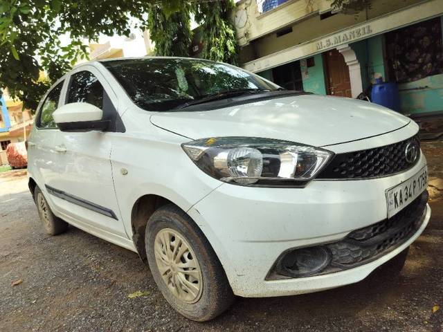 https://images10.gaadi.com/usedgaadi-sellcar/UsedCar/e5641b46a/e5bb32de-2d00-487d-ad78-295e10c3974b.jpg?imwidth=6400