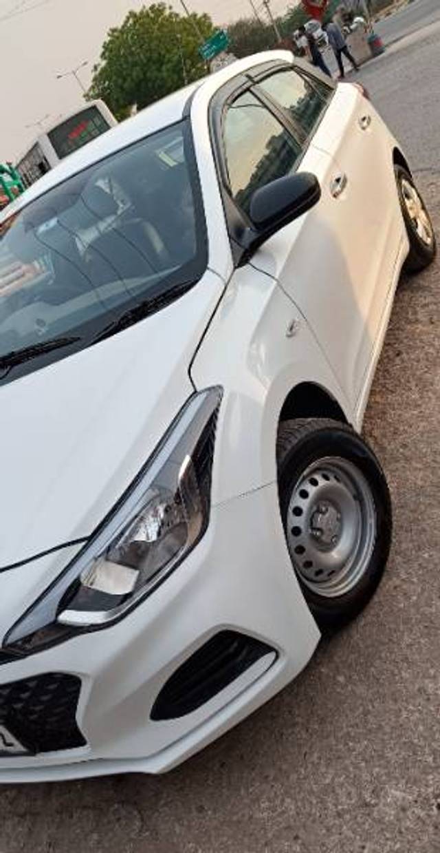 https://images10.gaadi.com/usedgaadi-sellcar/UsedCar/e565a663a/4612166e-ff46-4938-9787-8e7f7209b11d.jpg?imwidth=6402