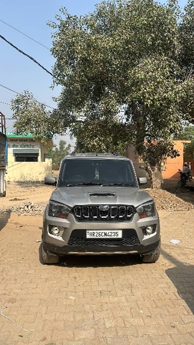 https://images10.gaadi.com/usedgaadi-sellcar/UsedCar/e565f16ba/1f6c4d5a-f775-49cb-8d2c-0772116b8673.jpeg?imwidth=6400