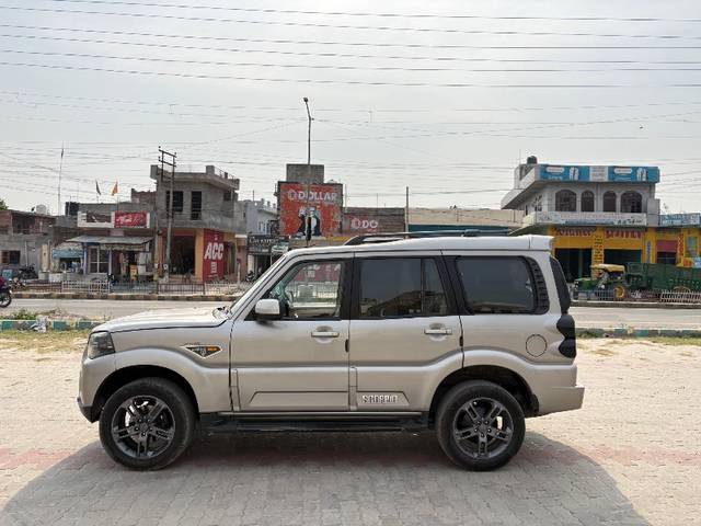 https://images10.gaadi.com/usedgaadi-sellcar/UsedCar/e565f16ba/b6756c64-bf09-4cf0-9d70-952267ab0e6b.jpeg?imwidth=6401