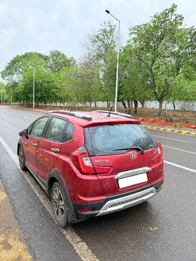 https://images10.gaadi.com/usedgaadi-sellcar/UsedCar/e566a55da/38a57756-c51c-4668-8d88-831cd0a3c477.jpeg?imwidth=6402
