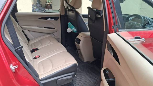 https://images10.gaadi.com/usedgaadi-sellcar/UsedCar/e568d1b2a/18fc7b73-565a-4804-aea2-631b22b56b71.jpg?imwidth=6402