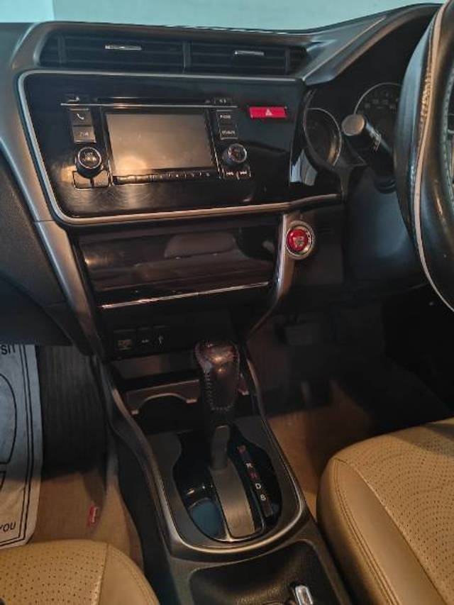 https://images10.gaadi.com/usedgaadi-sellcar/UsedCar/e56a206fa/cbb663c6-ea10-4681-81c5-bf1845b988f9.jpg?imwidth=6401