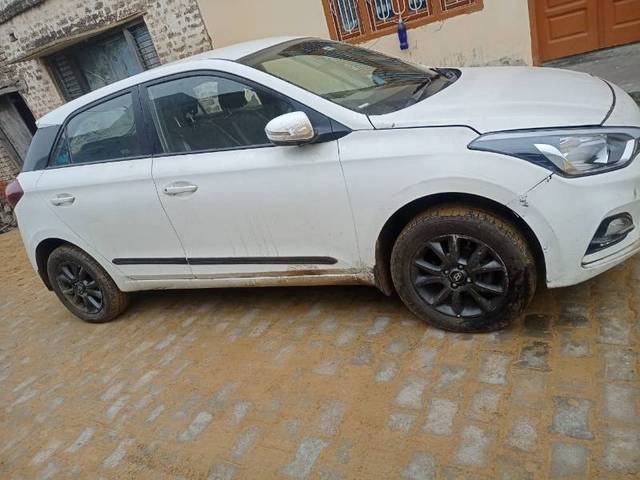 https://images10.gaadi.com/usedgaadi-sellcar/UsedCar/e56a3108a/0a42407f-08eb-45f7-8581-ae917a310f6a.jpg?imwidth=6400