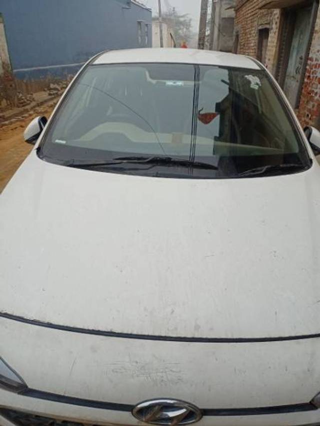https://images10.gaadi.com/usedgaadi-sellcar/UsedCar/e56a3108a/3d5fddbc-8e6b-44b6-b551-08e93cfaba22.jpg?imwidth=6401