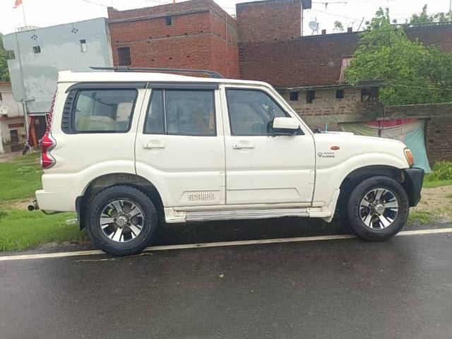 https://images10.gaadi.com/usedgaadi-sellcar/UsedCar/e56a39d8a/208233f3-8bd6-4fc4-a9d4-4364ba0ae869.jpg?imwidth=6400
