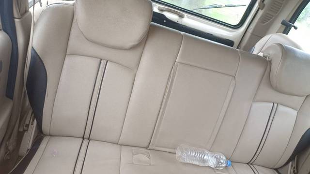 https://images10.gaadi.com/usedgaadi-sellcar/UsedCar/e56a39d8a/ba44f595-8511-4266-a4fe-09a1ed395ab5.jpg?imwidth=6402